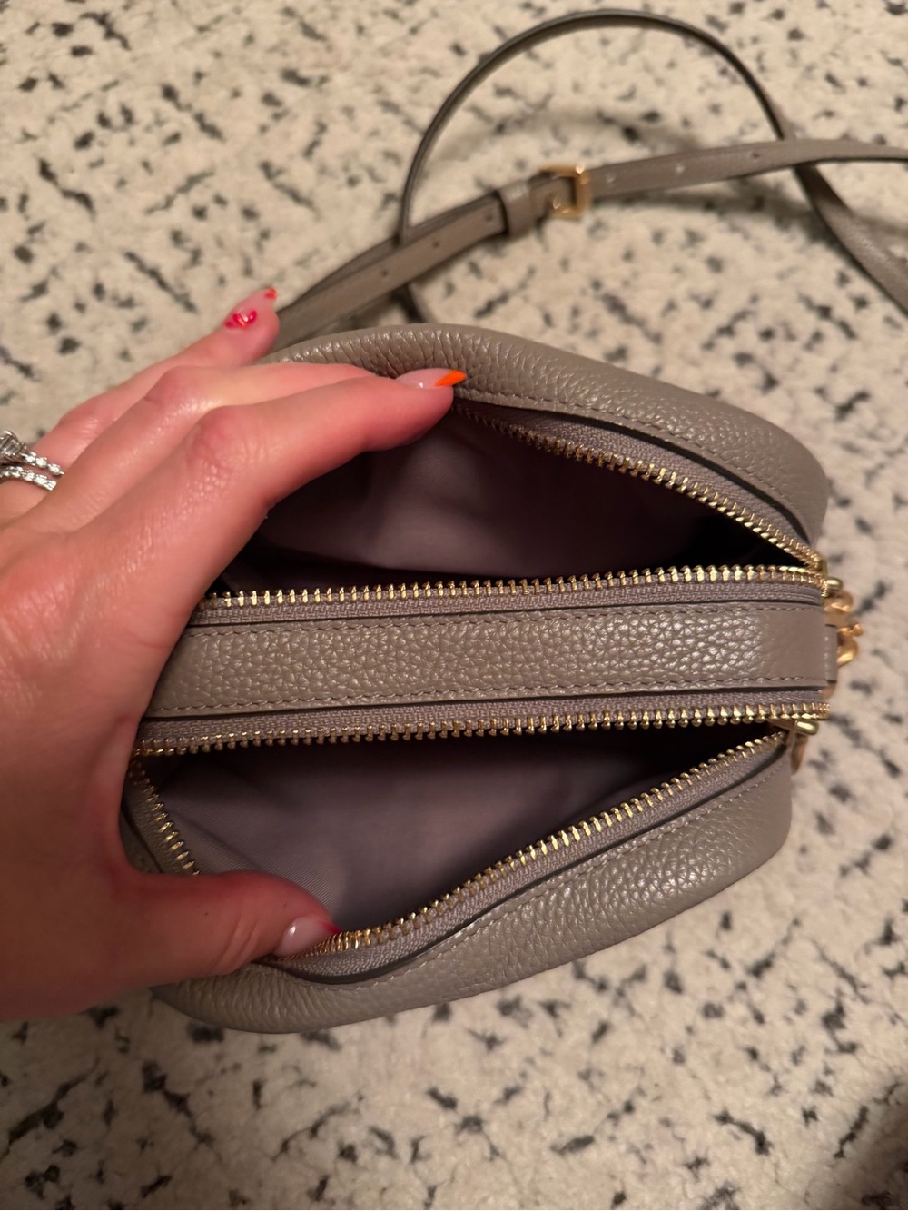 Tory Burch Miller Pebbled Leather Camera Bag Crossbody Bag in Taupe - Picture 4 of 4